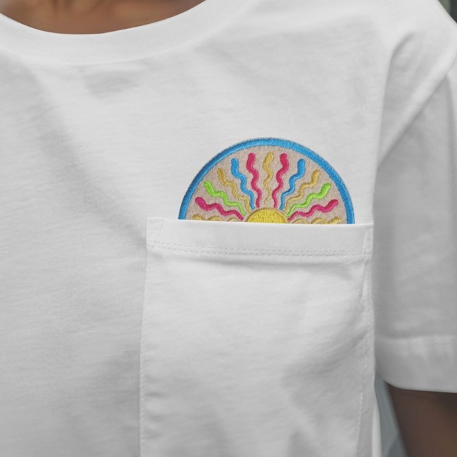 Patch Hello Sunshine brodé sur tee-shirt