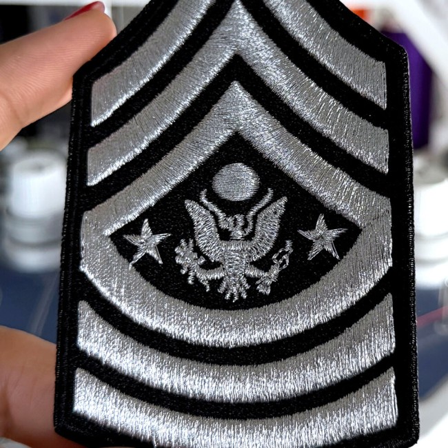 zoom du patch militaire argenté