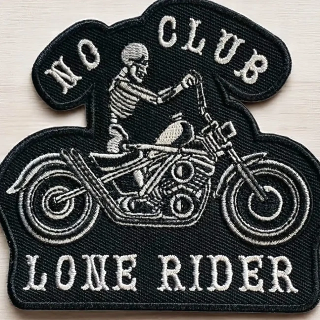 Gros plan sur la broderie du patch squelette et moto Lone Rider Détail du motif crâne et inscription Lone Rider