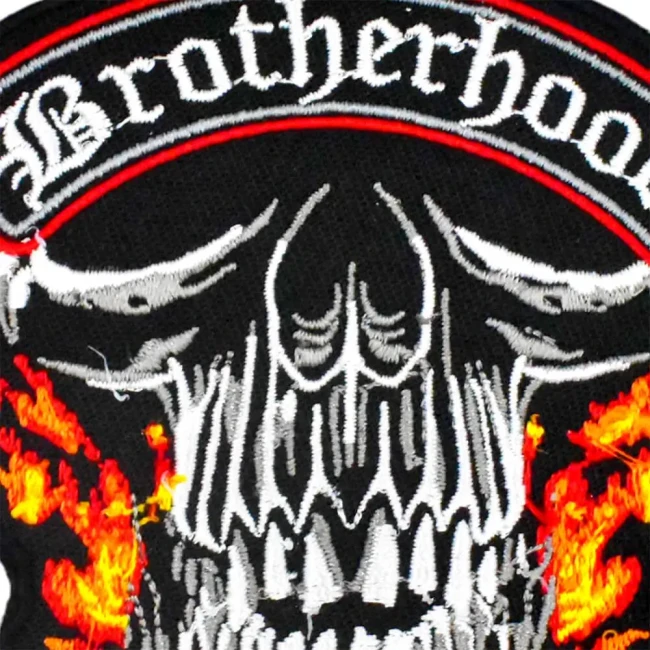 Zoom sur la broderie Brotherhood of Bikers Détail brodé du crâne et des flammes du patch biker