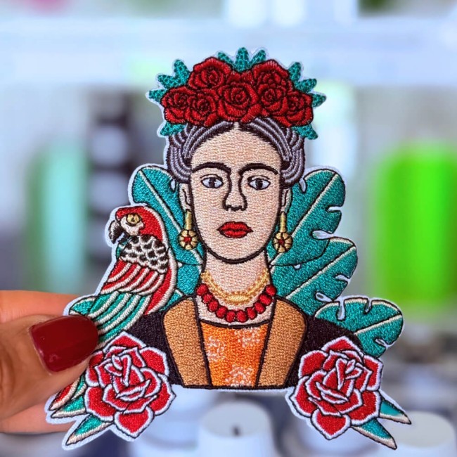 Broderie Frida Kahlo entièrement brodé dans mon atelier parisien