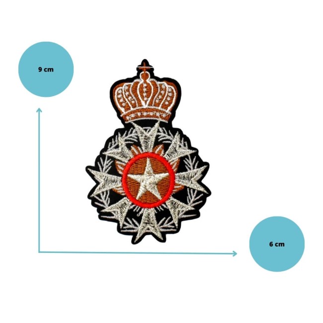 Zoom sur le patch brodé couronne et étoile, détails en fil métallique argenté