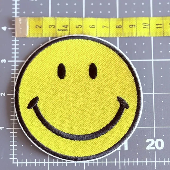 Réparez un trou ou une tache en le cachant avec un patch thermocollant Patch smiley couleur personnalisable