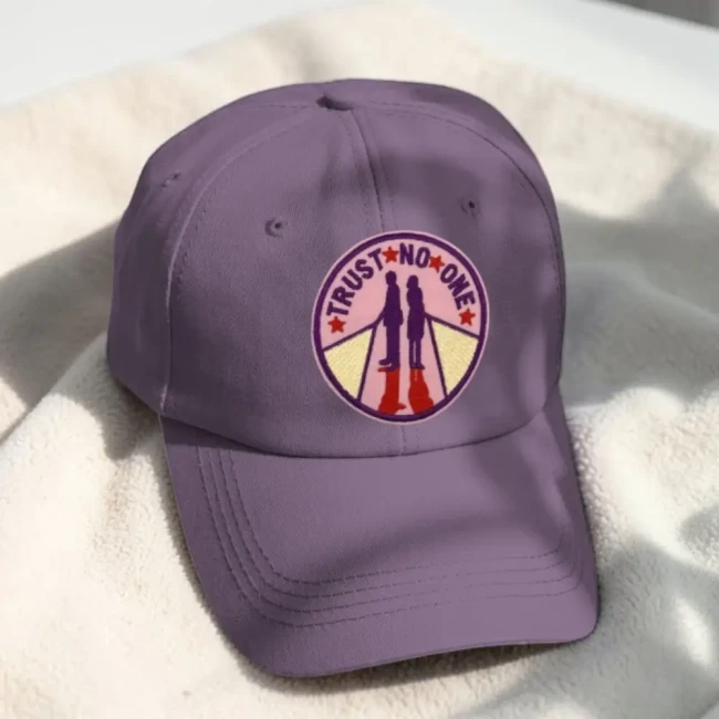 Casquette violette avec le patch Trust no one dessus Ecusson qui personnalise une casquette