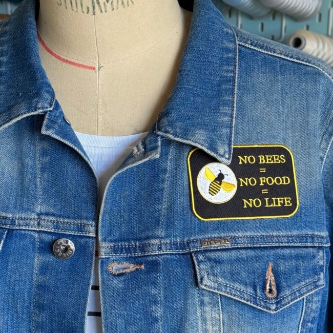 Patch abeille No Bees No Food No Life qui customise une veste en jean