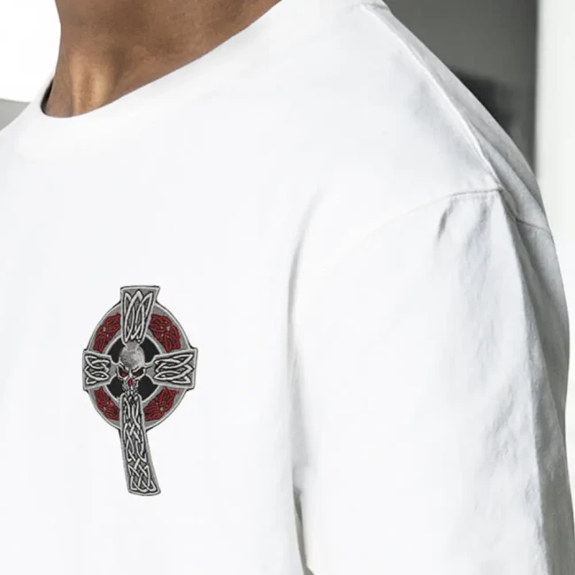 Patch croix celtique tête de mort porté sur un tee-shirt blanc Vue de l’écusson posé sur un t-shirt blanc