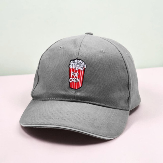 Écusson pop corn brodé sur une casquette grise