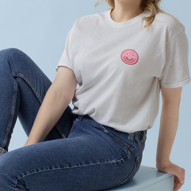 Exemple d'application du patch LGBTQIA+ sur un vêtement Patch brodé sur un tee-shirt