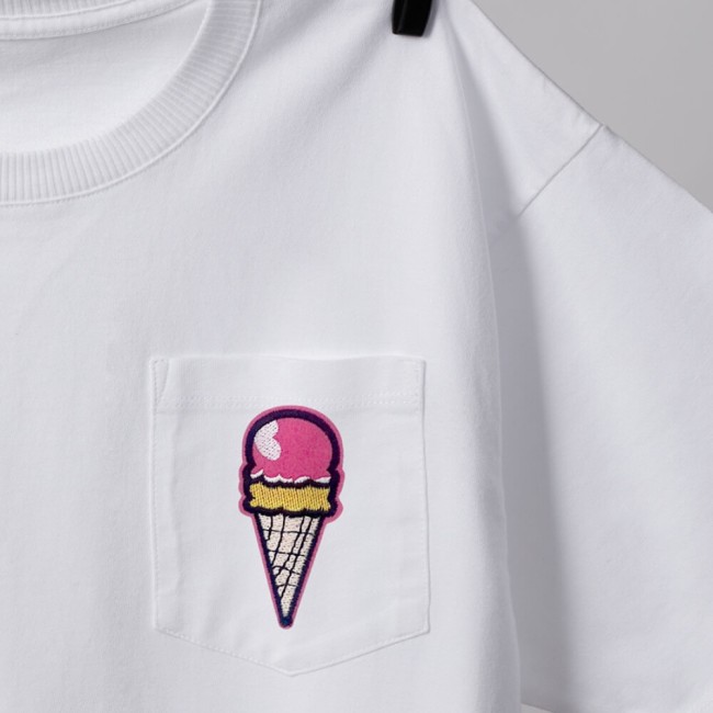 Un patch brodé glace rose qui rappelle l’été, les couleurs pop et les plaisirs sucrés. 