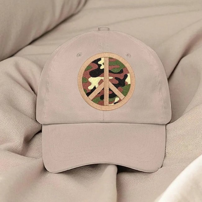 Patch thermocollant Peace and Love appliqué sur une casquette beige