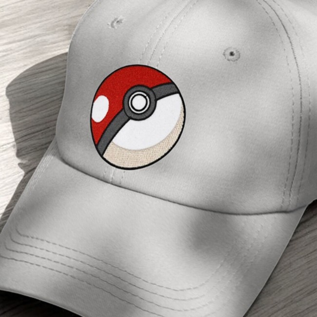 Casquette grise customisé avec le patch brodé pokeball
