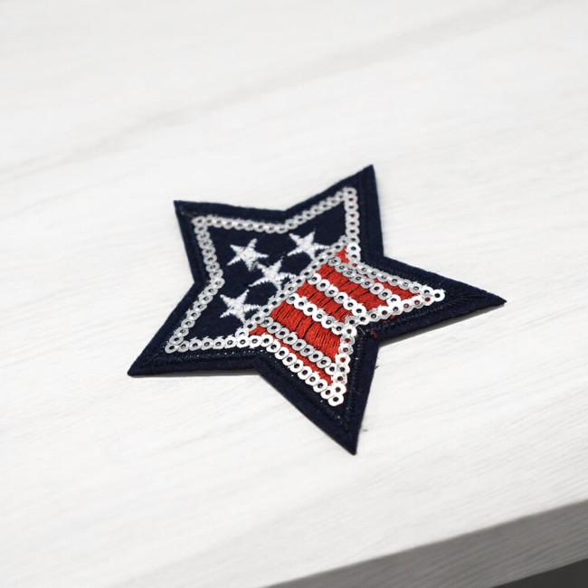 Écusson étoile drapeau américain avec sequins Patch USA à sequins posé sur fond blanc