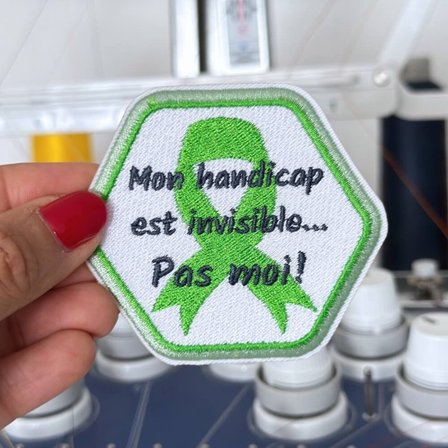 Écusson brodé octogonal ruban vert brodé dans mon atelier