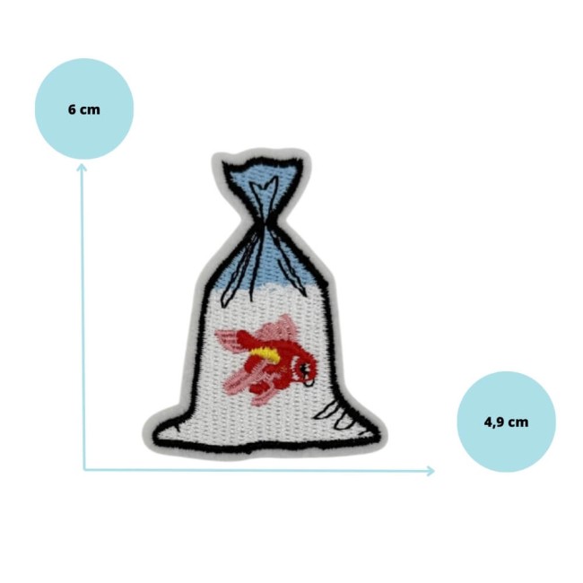 Petit patch poisson rouge mesurant 6 cm de haut x 4,9 cm de large