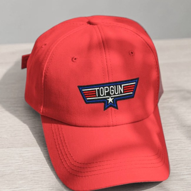 Patch brodé Top Gun sur une casquette rouge