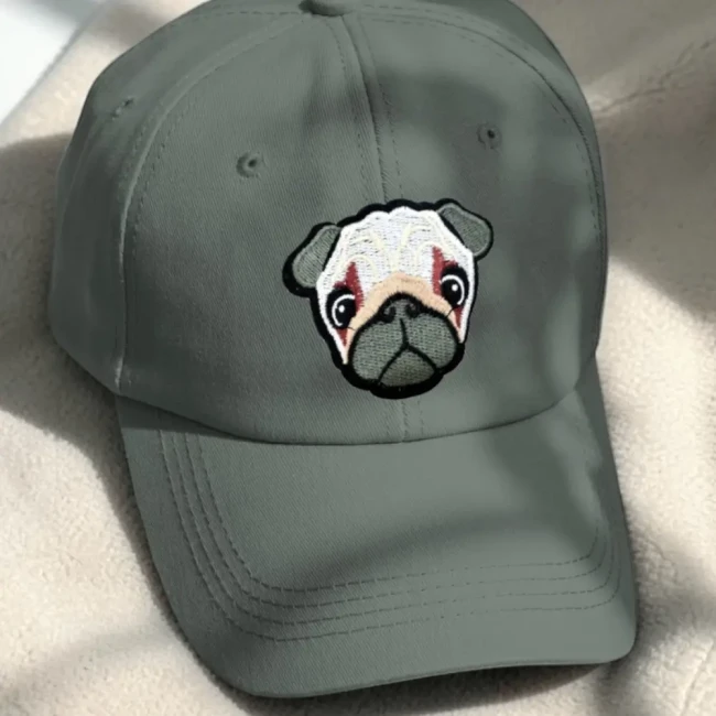 Patch brodé carlin sur casquette kaki Patch tête de carlin posé sur une casquette kaki
