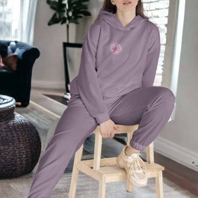 Patch brodé, femme portant le patch ruban rose sur un hoodie