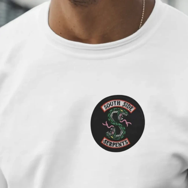 Écusson South Side Serpents porté sur un t-shirt Patch South Side Serpents appliqué sur un t-shirt blanc