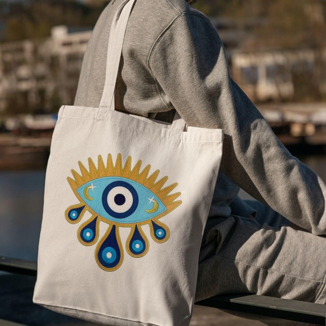 Patch brodé oeil protecteur sur un sac