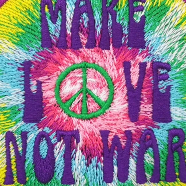 Détail de la broderie de l'écusson Make Love Not War Gros plan du patch brodé Make Love Not War