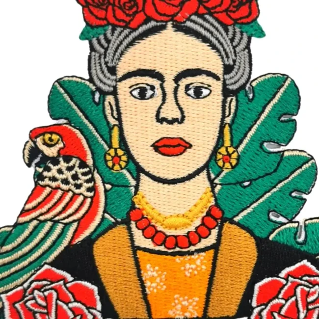 Zoom sur les détails du patch Frida patch brodé Frida Kahlo vue de face. Agrandissement de l'image pour voir les détails de broderie