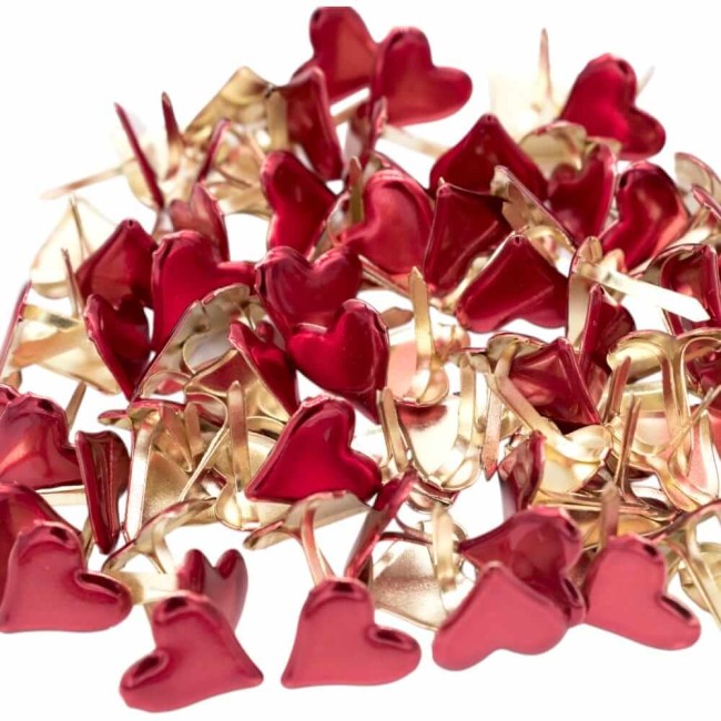 brads coeurs rouge métallique attaches parisiennes amour Attaches parisiennes coeurs pour tous vos projets de scrapbooking, carterie créative, faire-parts