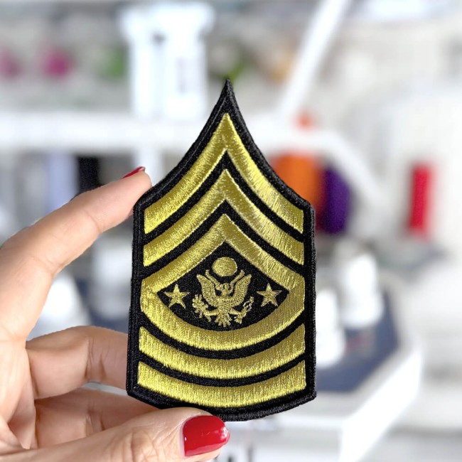 patch noir et doré brodé avec fil métallique certifié Oeko-Tex