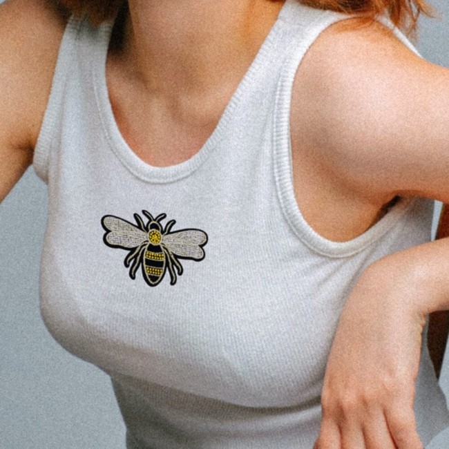 Abeille blanche, noir et dorée (fil métallique or)