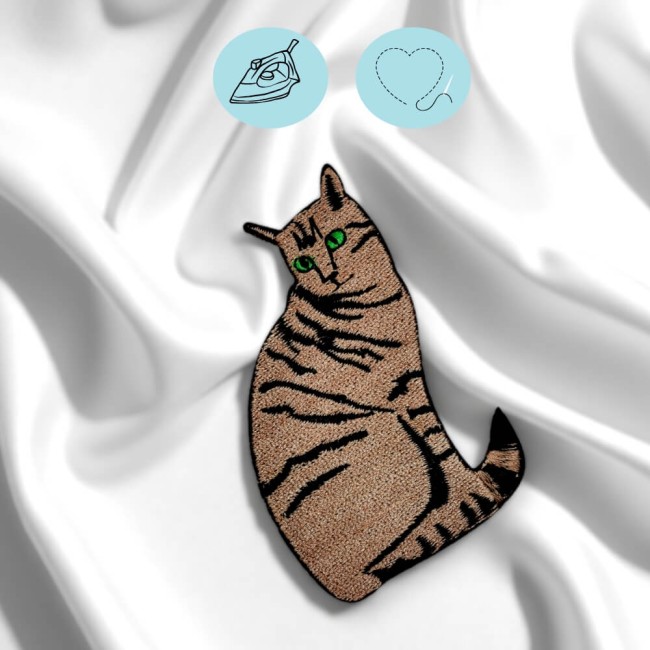 Zoom sur les détails brodés du patch chat   Patch 100% brodé à coudre ou à thermocoller