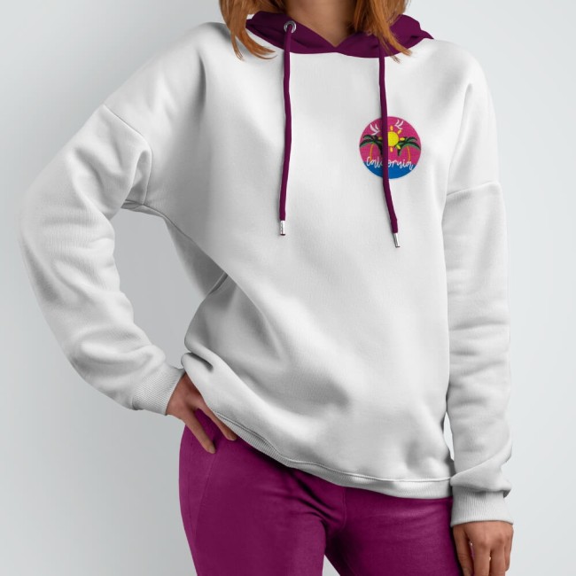 Patch brodé California thermocollé sur un sweat blanc, porté