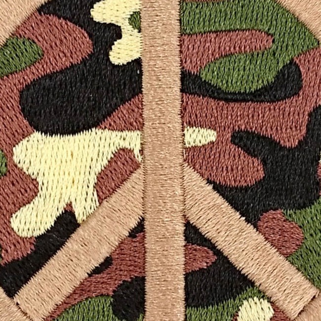 Zoom sur l'écusson brodé Peace and Love camouflage pour casquette ou veste