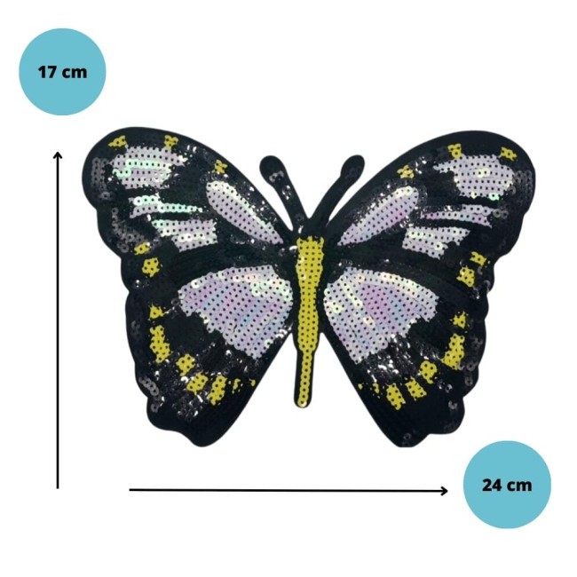  Patch papillon mesuré 24 x 17 cm  TITLE : Dimensions du patch papillon brodé à sequins  ALT : Écusson papillon cousu sur coussin beige  TITLE : Patch papillon déco textile coussin  ALT : Patch papillon noir rose jaune en gros plan avec loupe  TITLE : Zoo