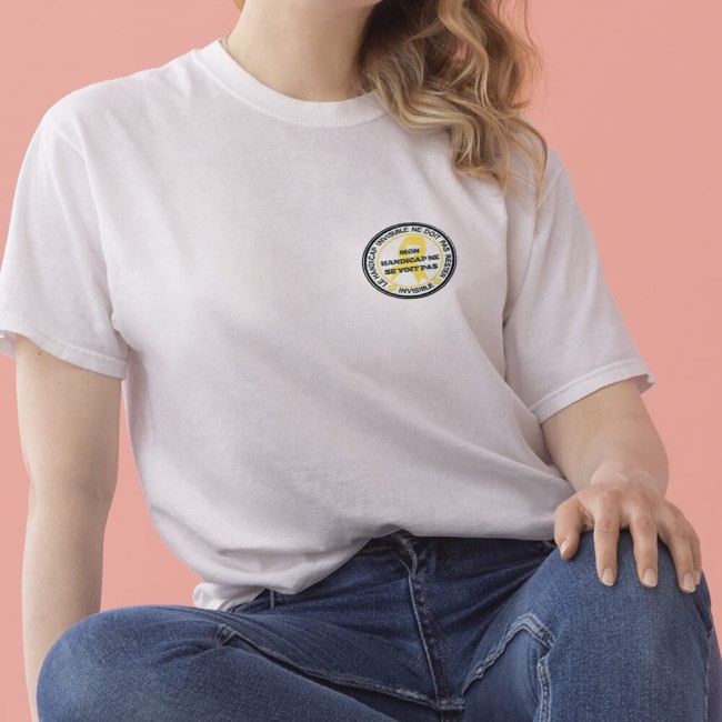Patch handicap invisible brodé jaune sur t-shirt