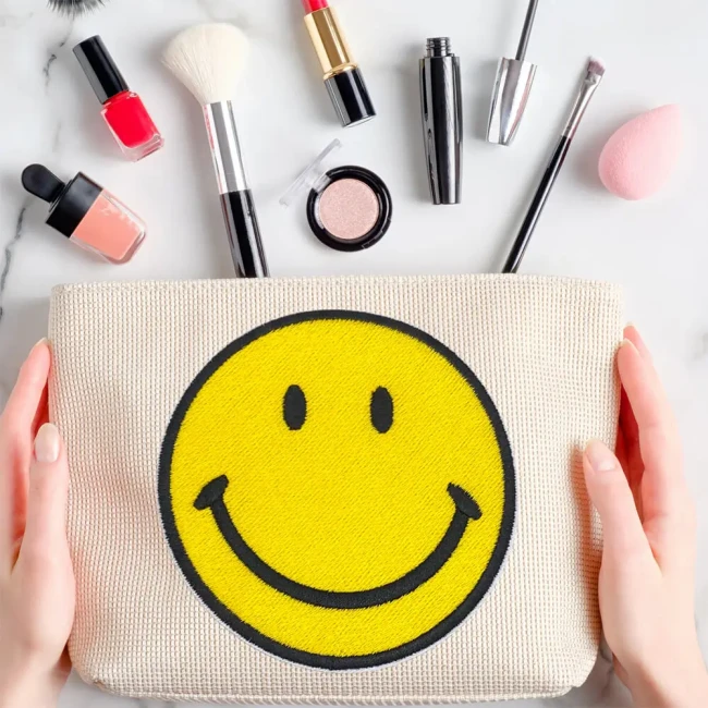 patch smiley jaune qui personnalise une trousse beige ÉCUSSON emoji sur une trousse de toilette en coton