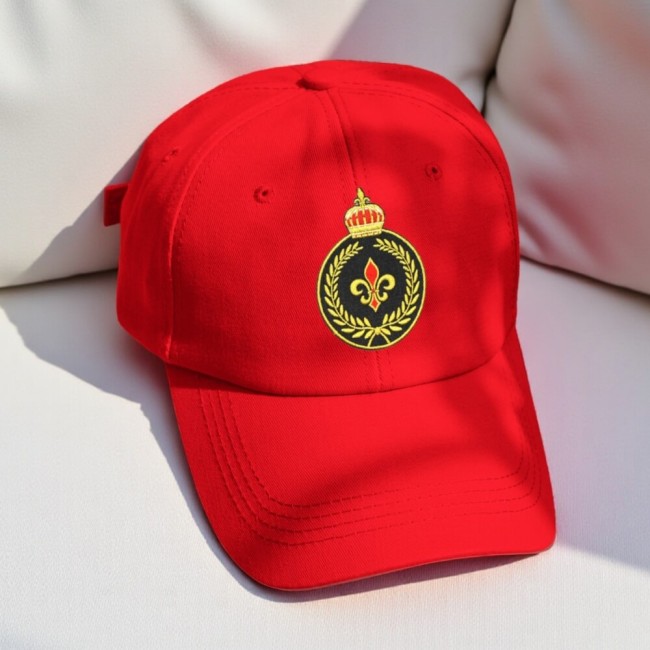 Patch brodé appliqué sur casquette rouge style uniforme