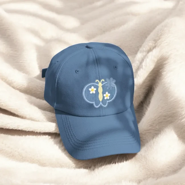 Patch papillon brodé en denim bleu ciel sur une casquette