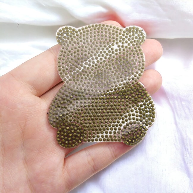 Dos du patch panda Main tenant le patch panda