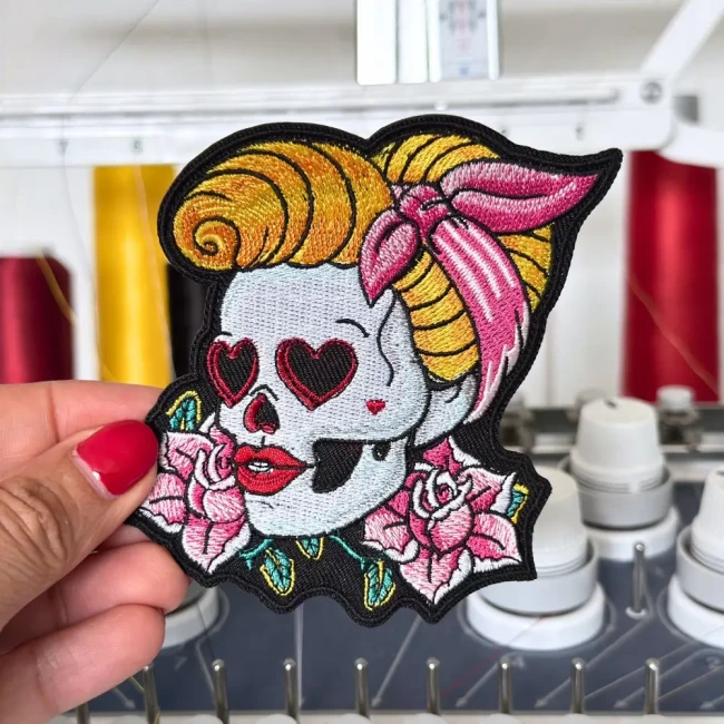 Écusson brodé Dia de la muertos, pin-up rockabilly blonde 10 cm Écusson original pin-up crâne rouge, photographié dans mon atelier de broderie