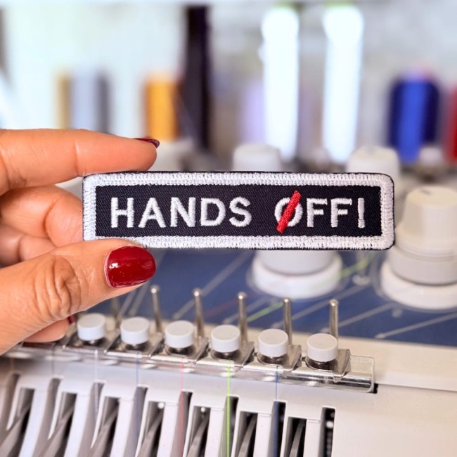 Ecusson brodé Patch thermocollant “Hands Off!” noir et rouge