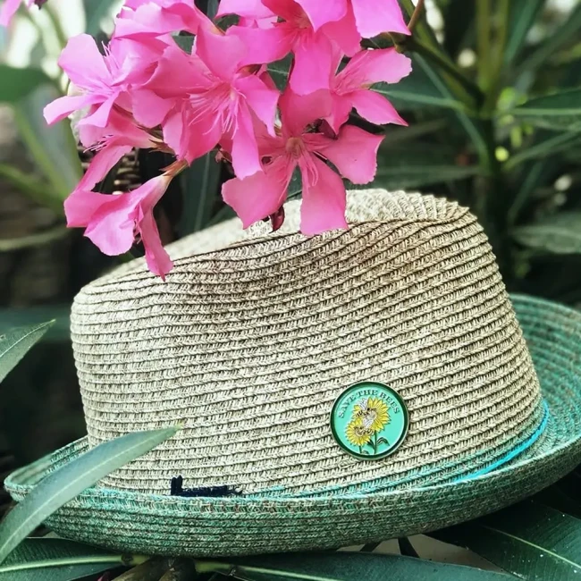 Pin’s Save the Bees sur un chapeau