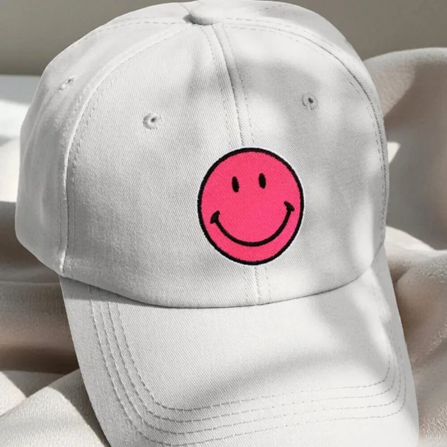 Ecusson pour customiser une casquette Smiley rose fluo brodé qui personnalise une casquette blanche