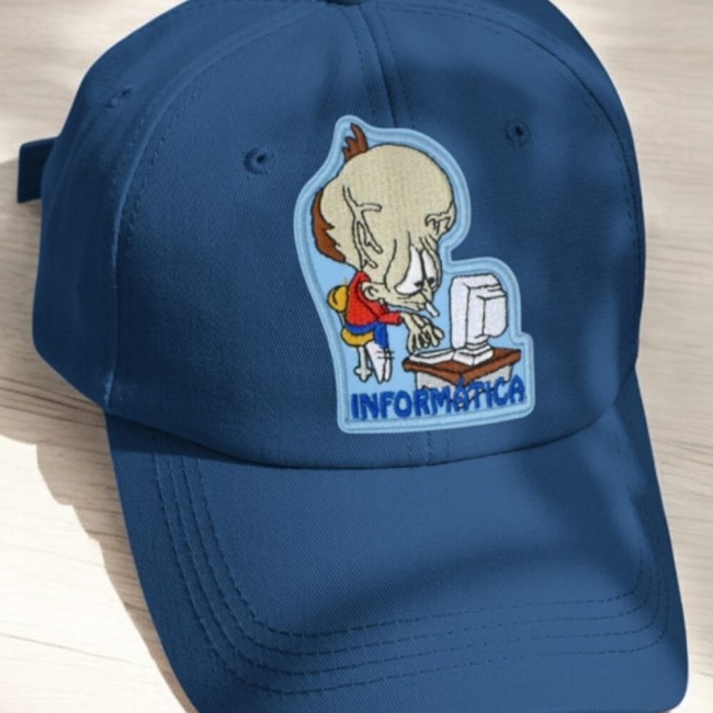 Casquette bleu marine customisée avec le patch geek