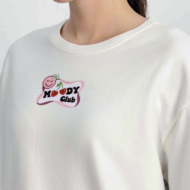 Patch Moody Club sur un sweatshirt femme blanc Patch Moody Club thermocollant sur un hoodie