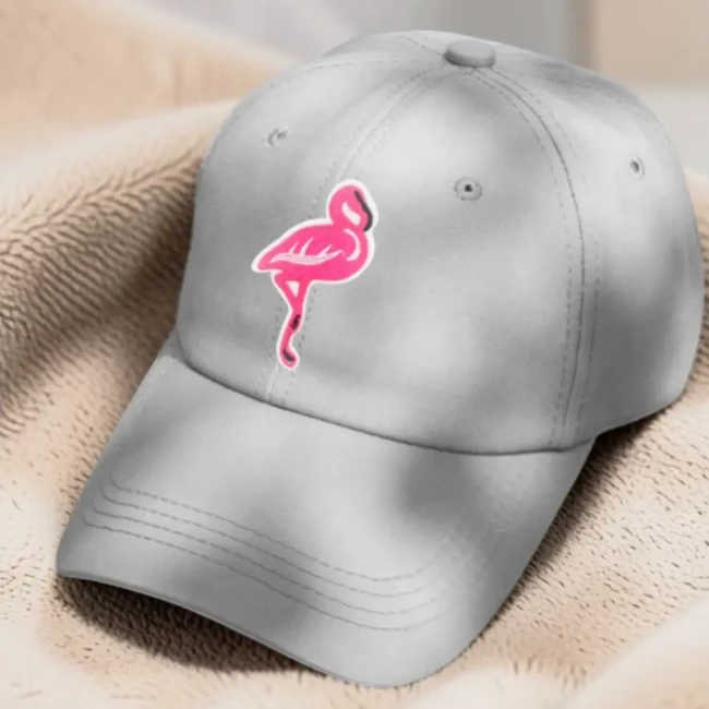 patch flamant rose sur une casquette Casquette grise customisée avec un patch flamant