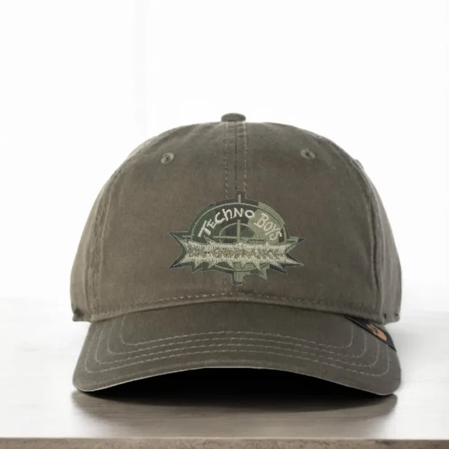 Patch Techno Boys posé sur une casquette kaki