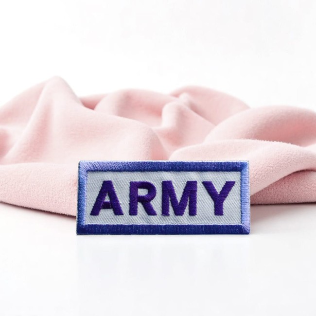 Ecusson ARMY BTS gris clair violet brodé 