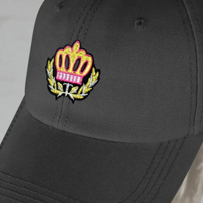patch royal girly orné de feuilles brodées argentées qui customise une casquette noire couronne brodée rose et dorée à coudre ou repasser
