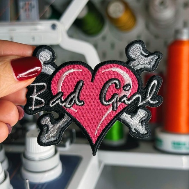 Motif thermocollant coeur badass Bad girl photographié dans mon atelier