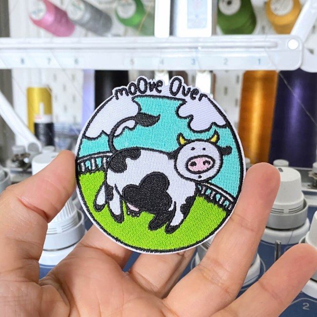 zoom du patch brodé thermocollant vache rigolote 