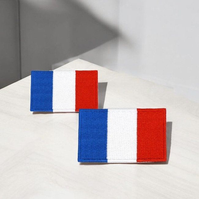 Patch rectangle bleu blanc rouge en pleine lumière naturelle, soulignant les détails de la broderie
